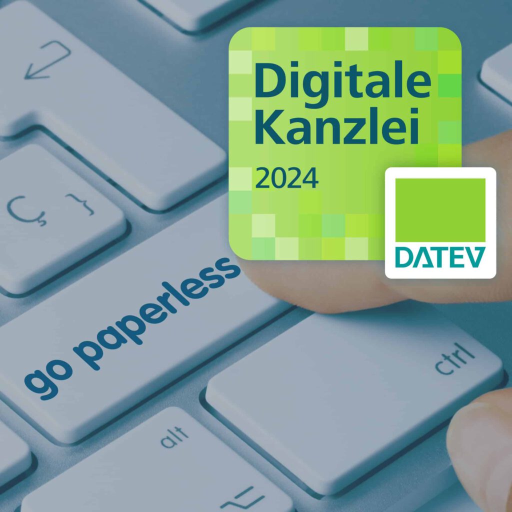 Logo der digitalen Kanzlei 2024 von DATEV auf einer Computertastatur mit der Aufschrift 'go paperless'.
