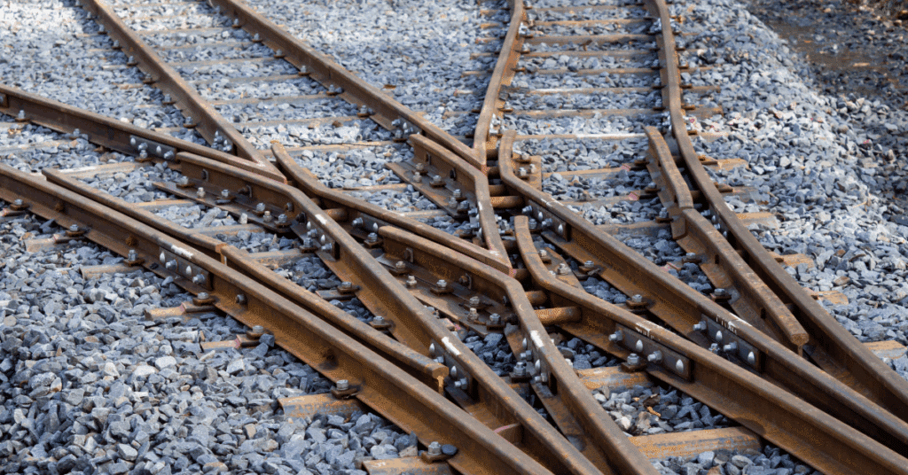 Eisenbahngleis mit mehreren Weichen und Schienenverbindungen auf Schotteruntergrund.