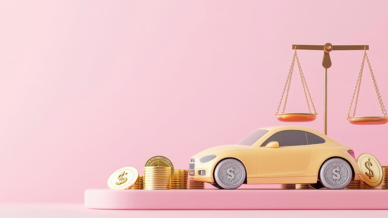 Gelbes Spielzeugauto auf einer Plattform mit Münzen und einer Justizwaage im Hintergrund.